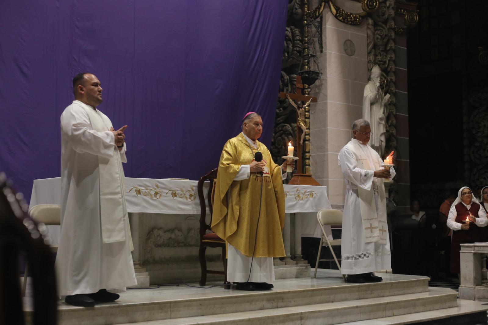$!Bendición del fuego ilumina la Vigilia Pascual en la Catedral de Mazatlán
