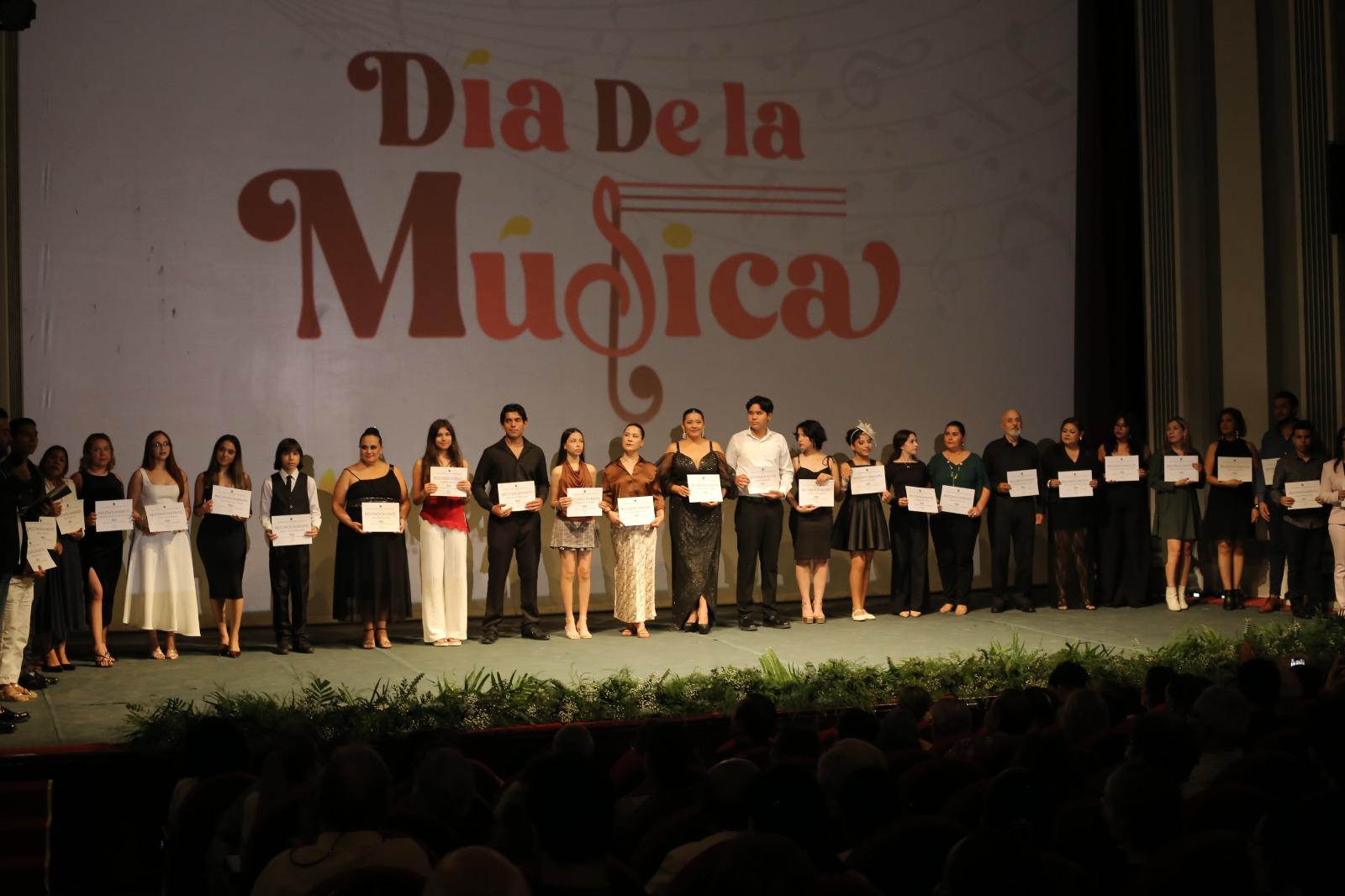 $!Artistas que participaron en el Día de la Música recibieron un reconocimiento por su participación y contribución a esta celebración cultural en Mazatlán.