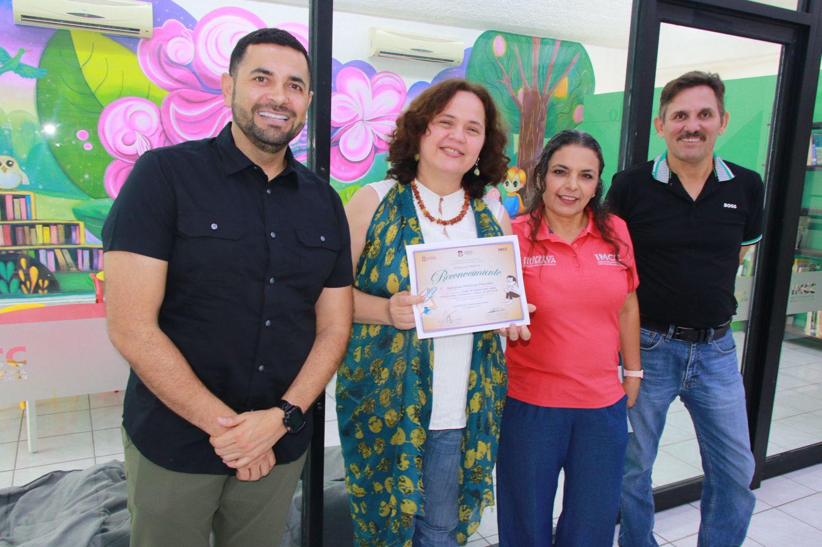 $!Funcionarios municipales entregan un reconocimiento a la autora y promotora cultural Georgina Martínez Montaño.