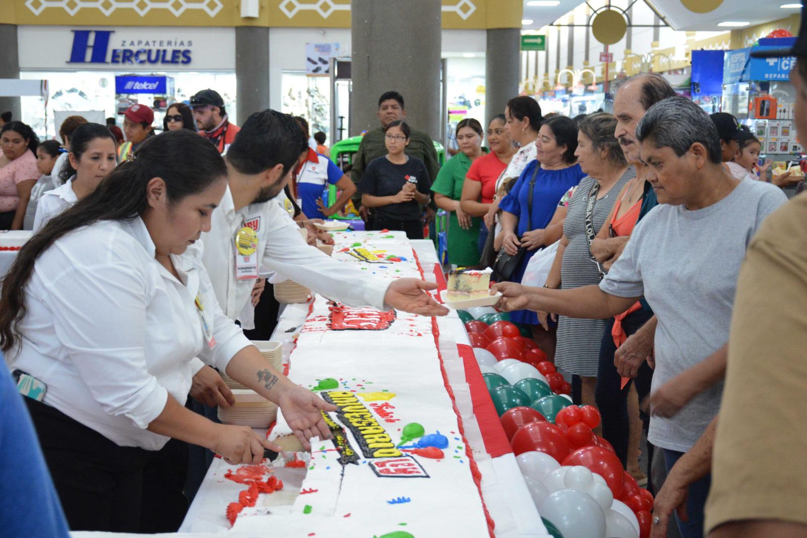 $!Casa Ley celebra con un pastel en Mazatlán su 69 aniversario