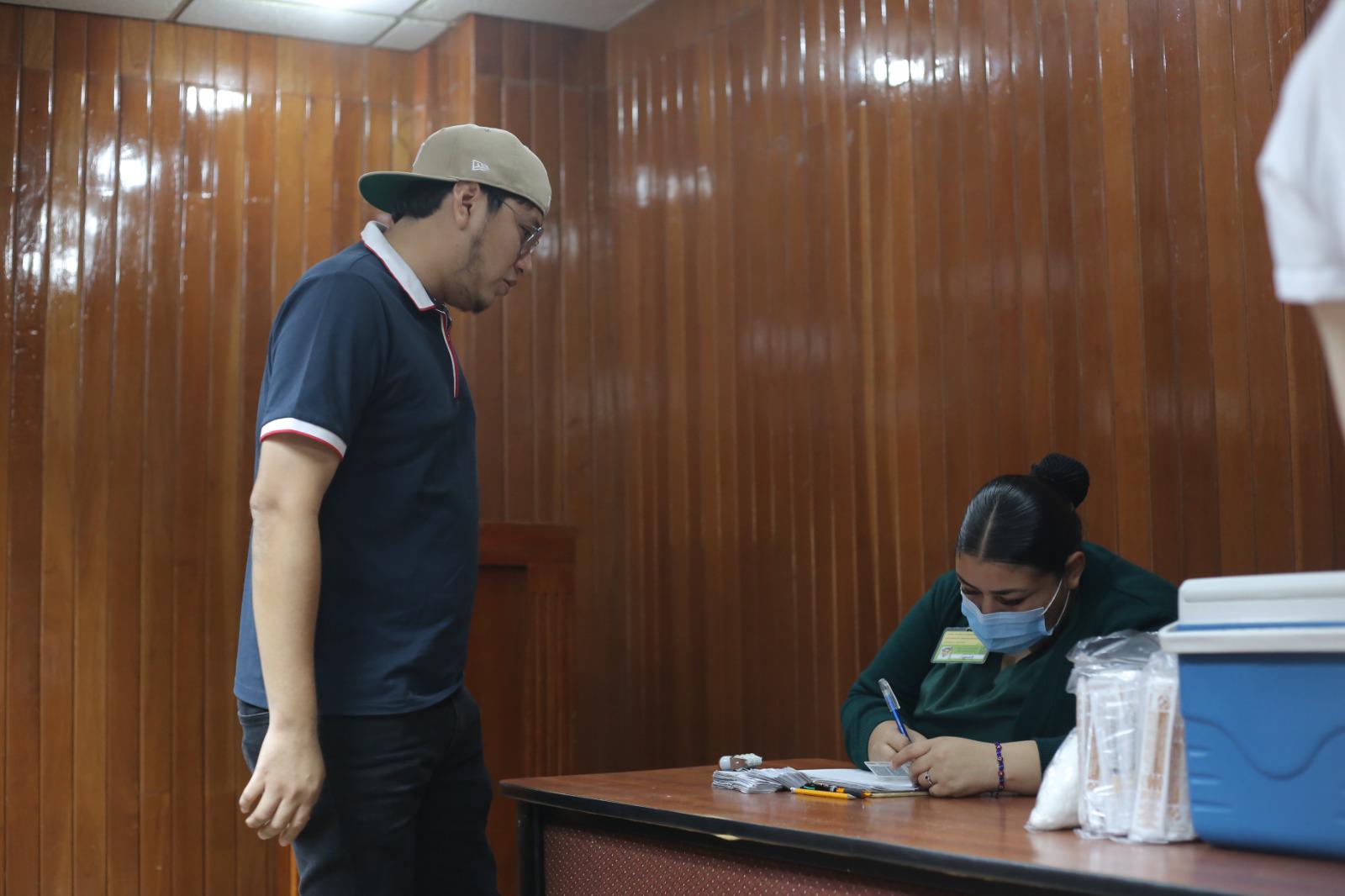 $!Participan mazatlecos en la nueva jornada intensiva de vacunación contras el sarampión