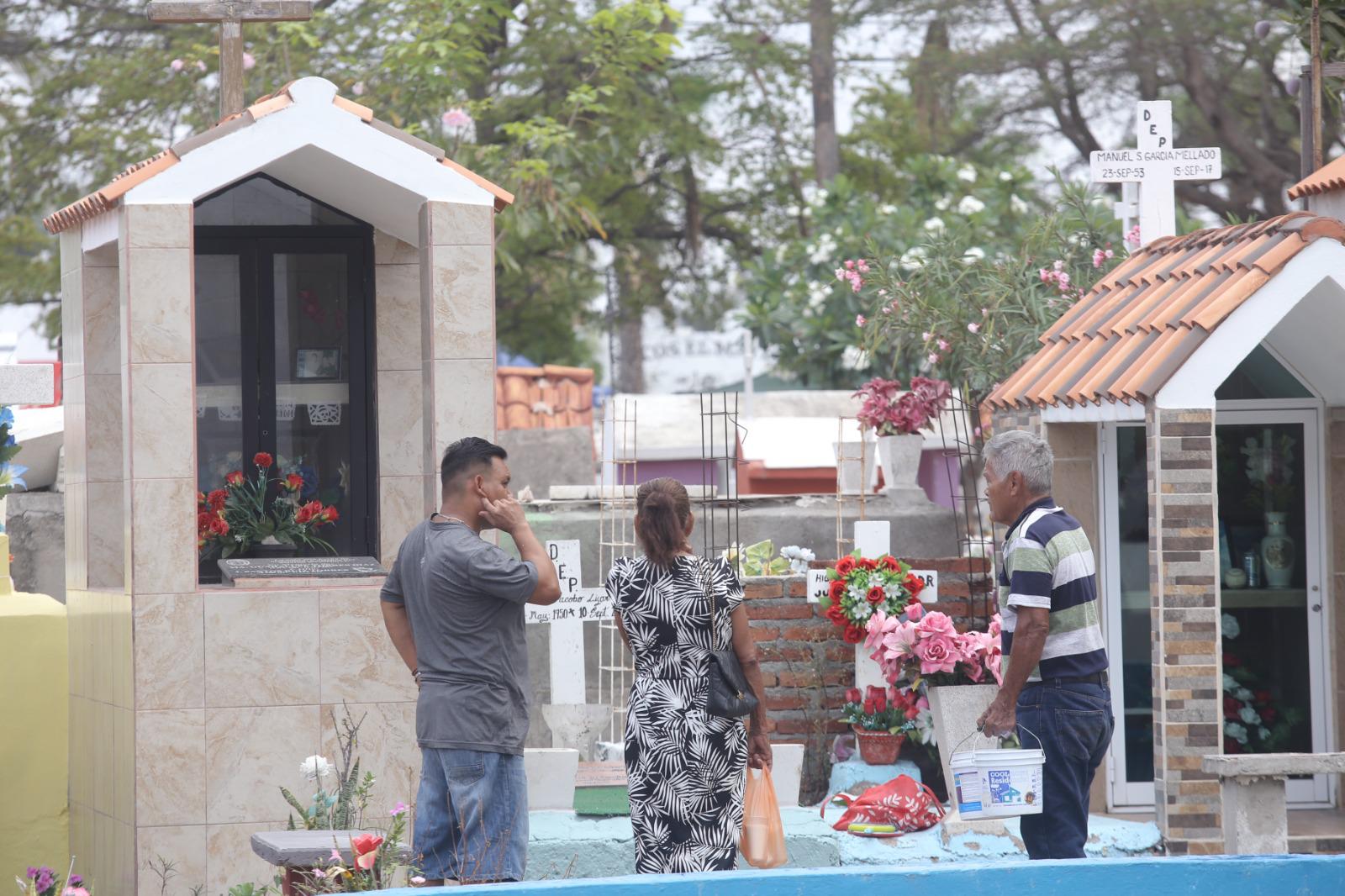 $!Familias mazatlecas acuden a los panteones para honrar a sus padres