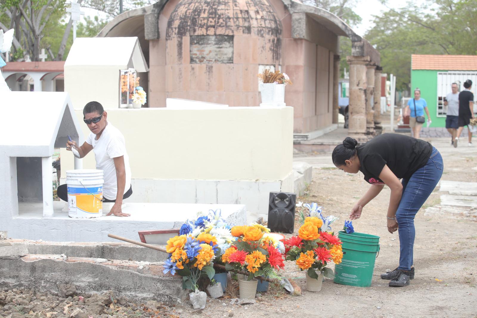 $!Familias mazatlecas acuden a los panteones para honrar a sus padres