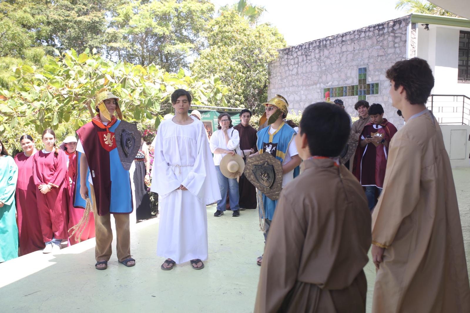 $!Viven con pasión fieles de San Judas el tradicional Viacrucis por la playa