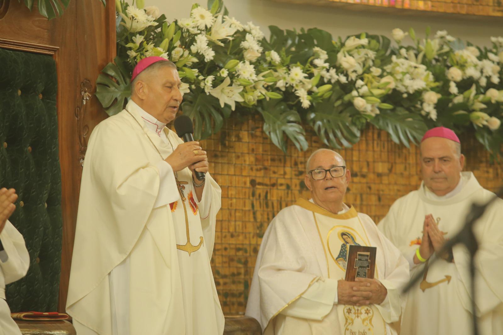 $!Celebra el Padre Horacio Hernández 50 años de sacerdocio