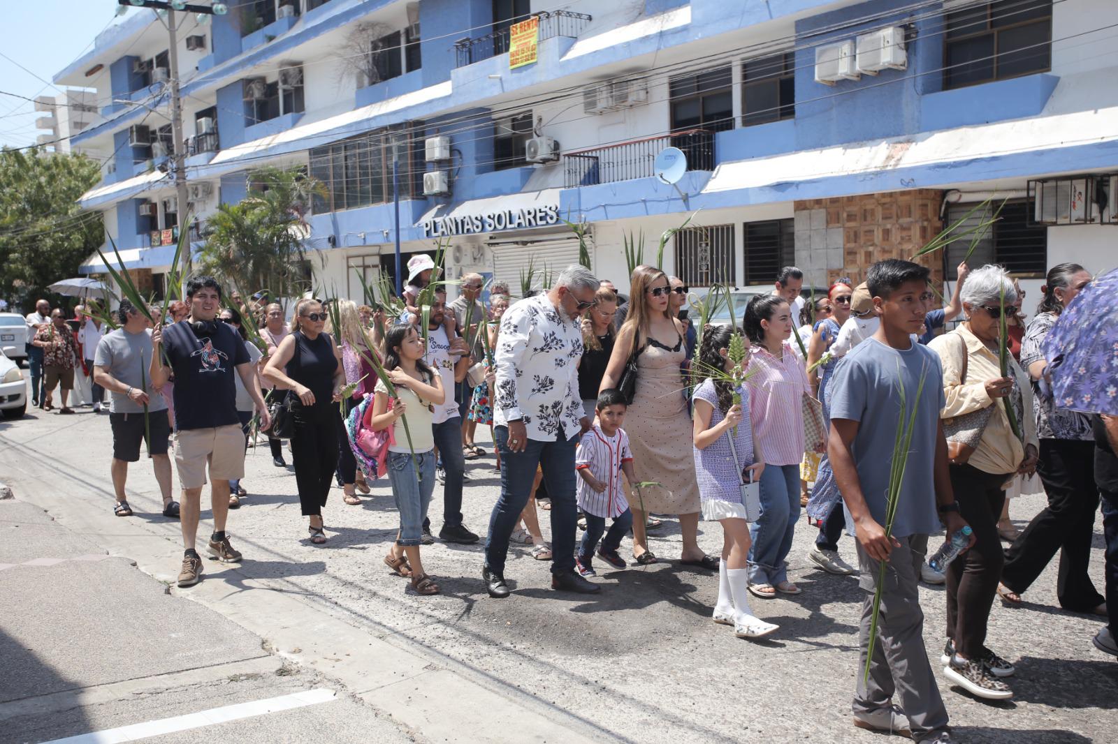 $!Feligreses de San Judas Tadeo profesan su fe durante la bendición de palmas