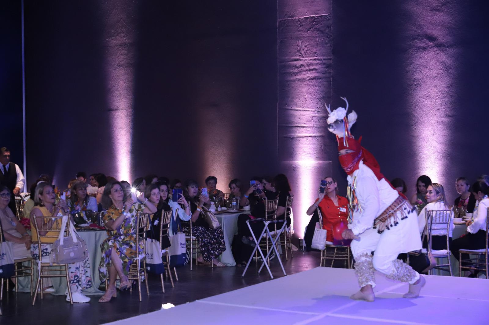 $!Las asistentes disfrutaron de la danza de El Venado.