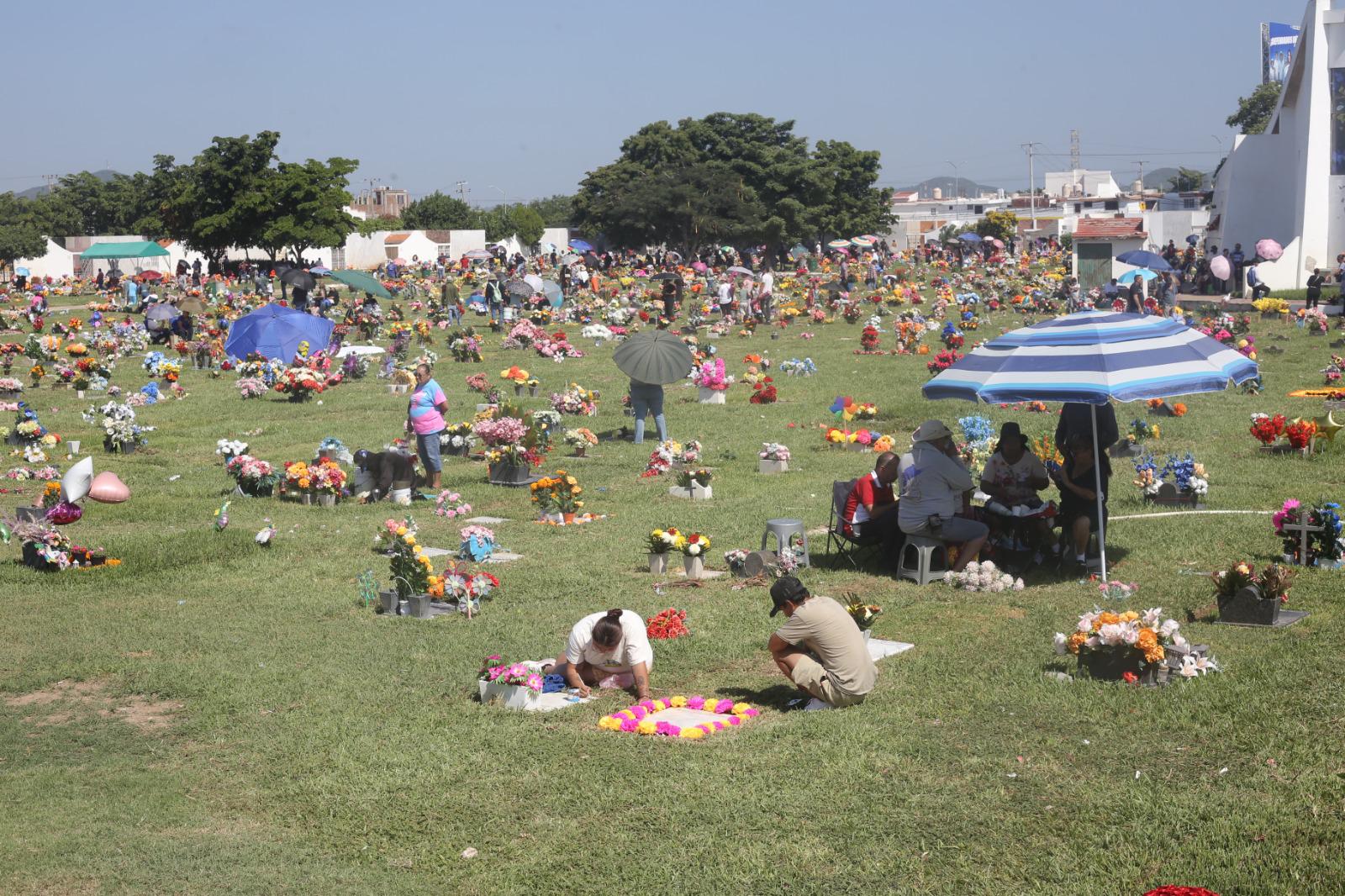 $!Mazatlecos mantienen viva la tradición del Día de Muertos en los panteones