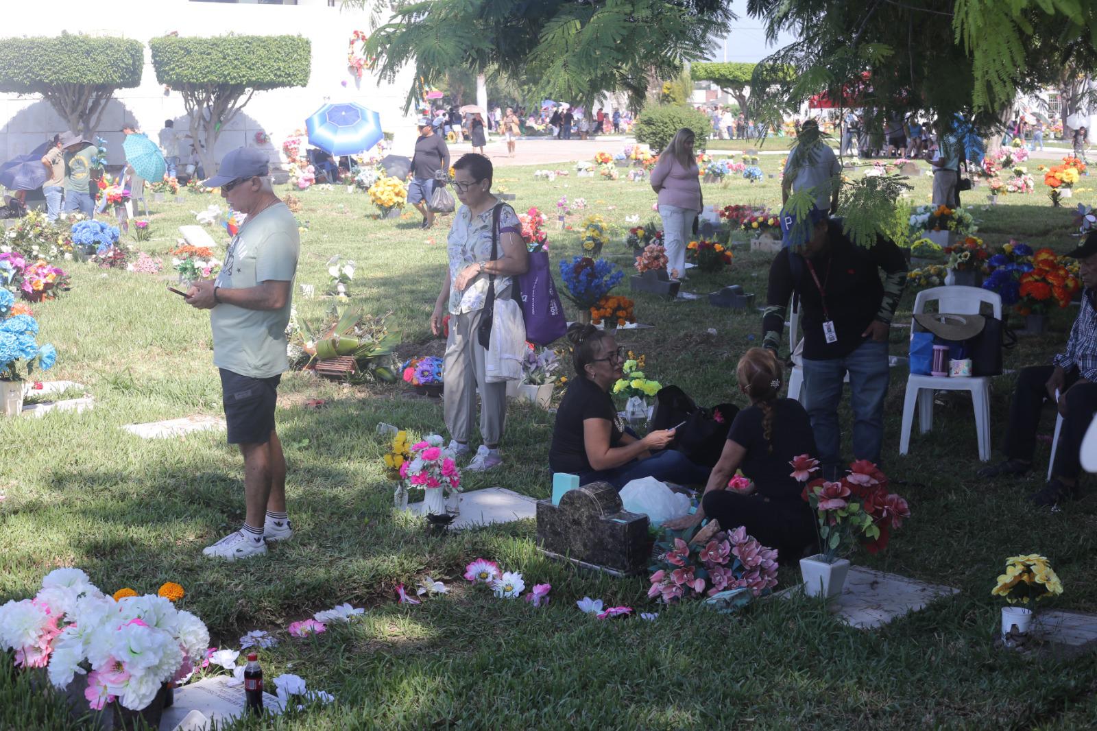 $!Mazatlecos mantienen viva la tradición del Día de Muertos en los panteones