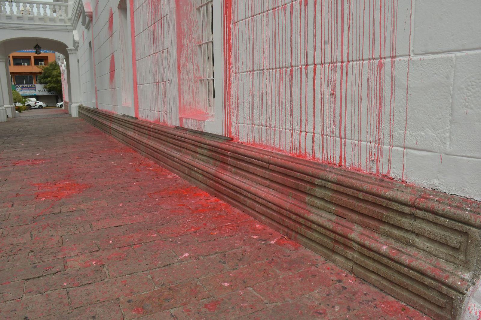 $!Marcha del 8M en Culiacán culmina con pintas en el Ayuntamiento