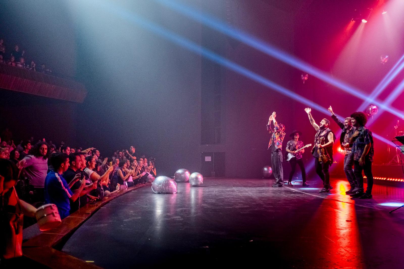 $!A lo largo del programa interpretó una veintena de temas.