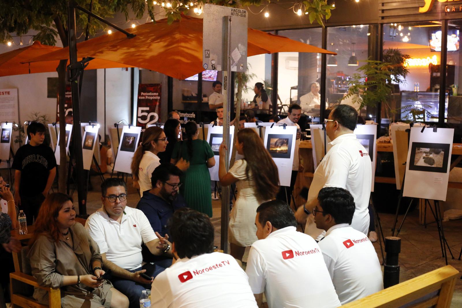 $!Un momento de convivencia disfrutaron tras la inauguración de la exposición.