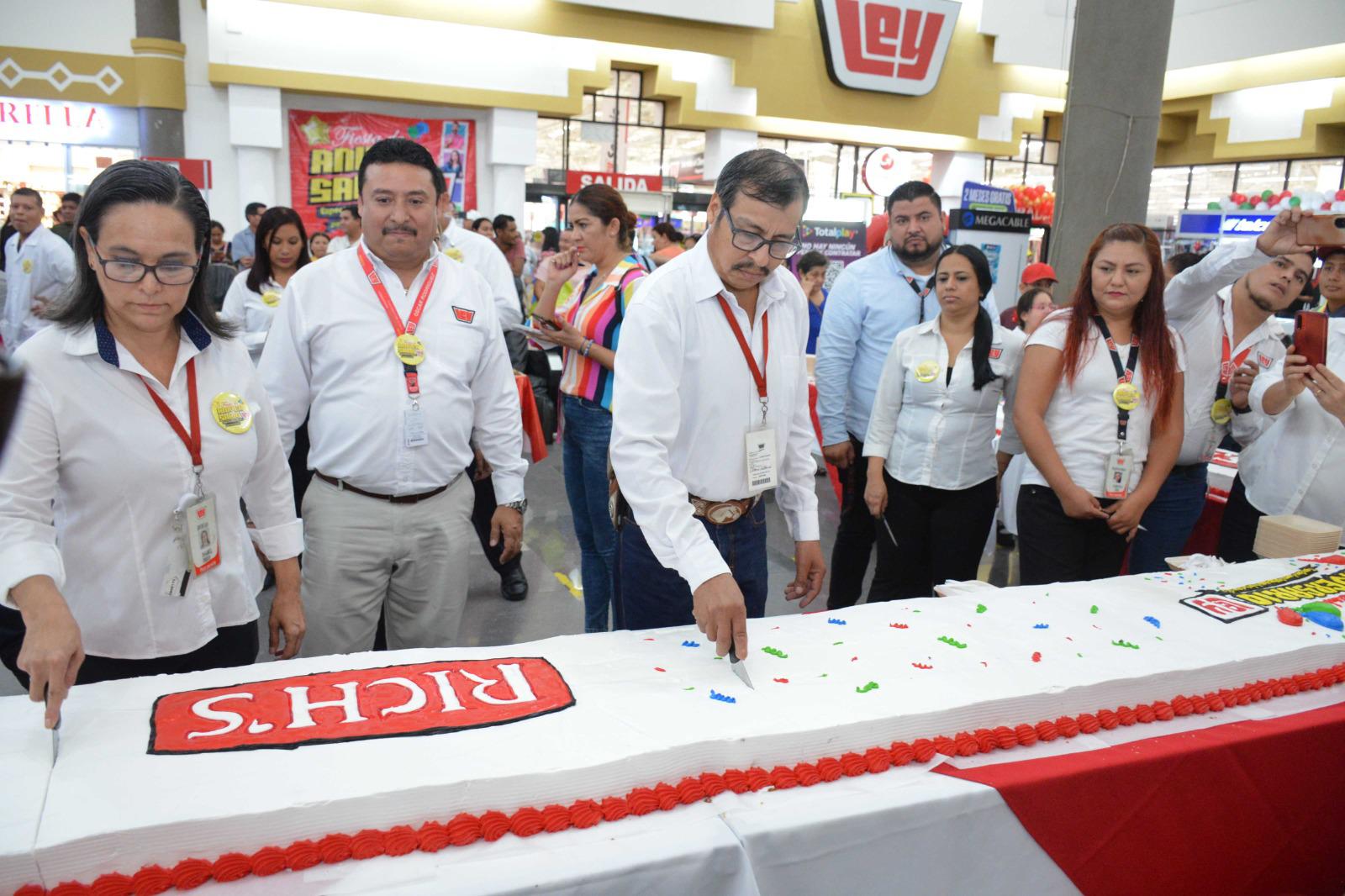 $!Casa Ley celebra con un pastel en Mazatlán su 69 aniversario