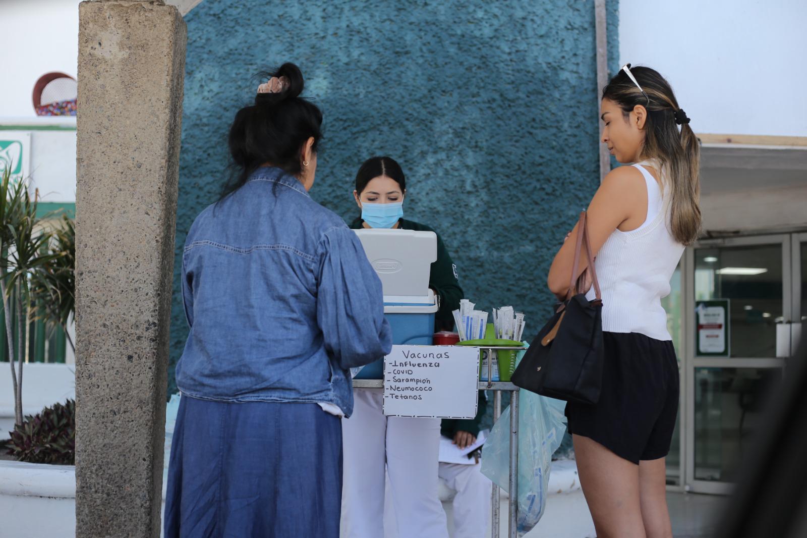 $!Participan mazatlecos en la nueva jornada intensiva de vacunación contras el sarampión