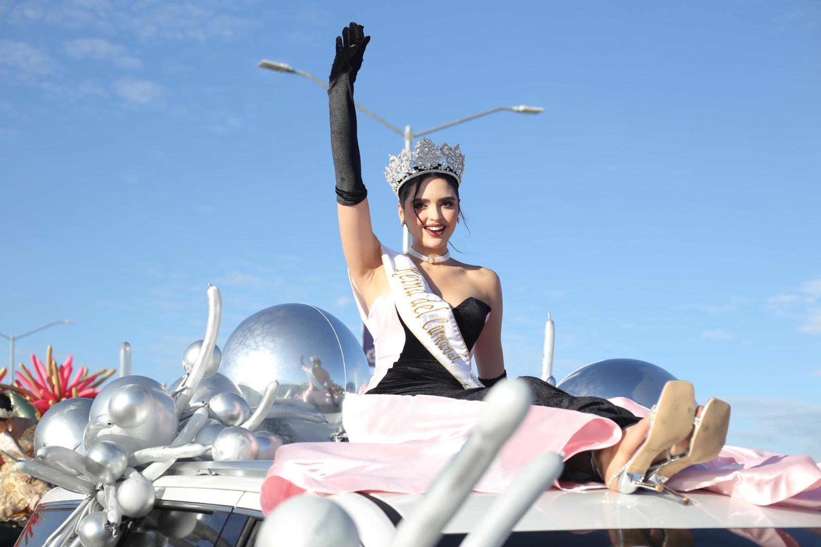 $!Lucero I, reina del Carnaval de Mazatlán, encabezó la caravana.