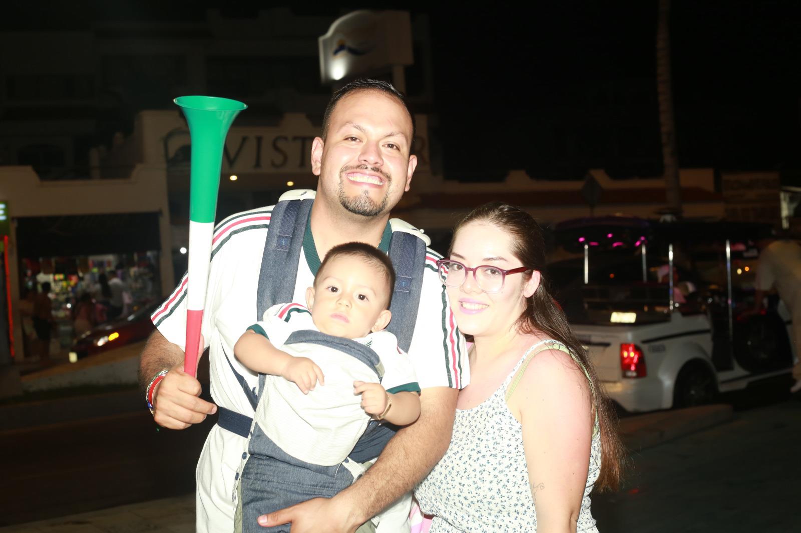 $!Fabricio Sánchez y Daniela Gómez con su pequeño, Fabricio.