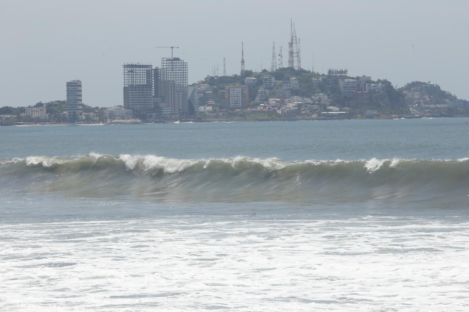 $!Prevalecen marea alta y oleaje elevado en playas de Mazatlán este domingo
