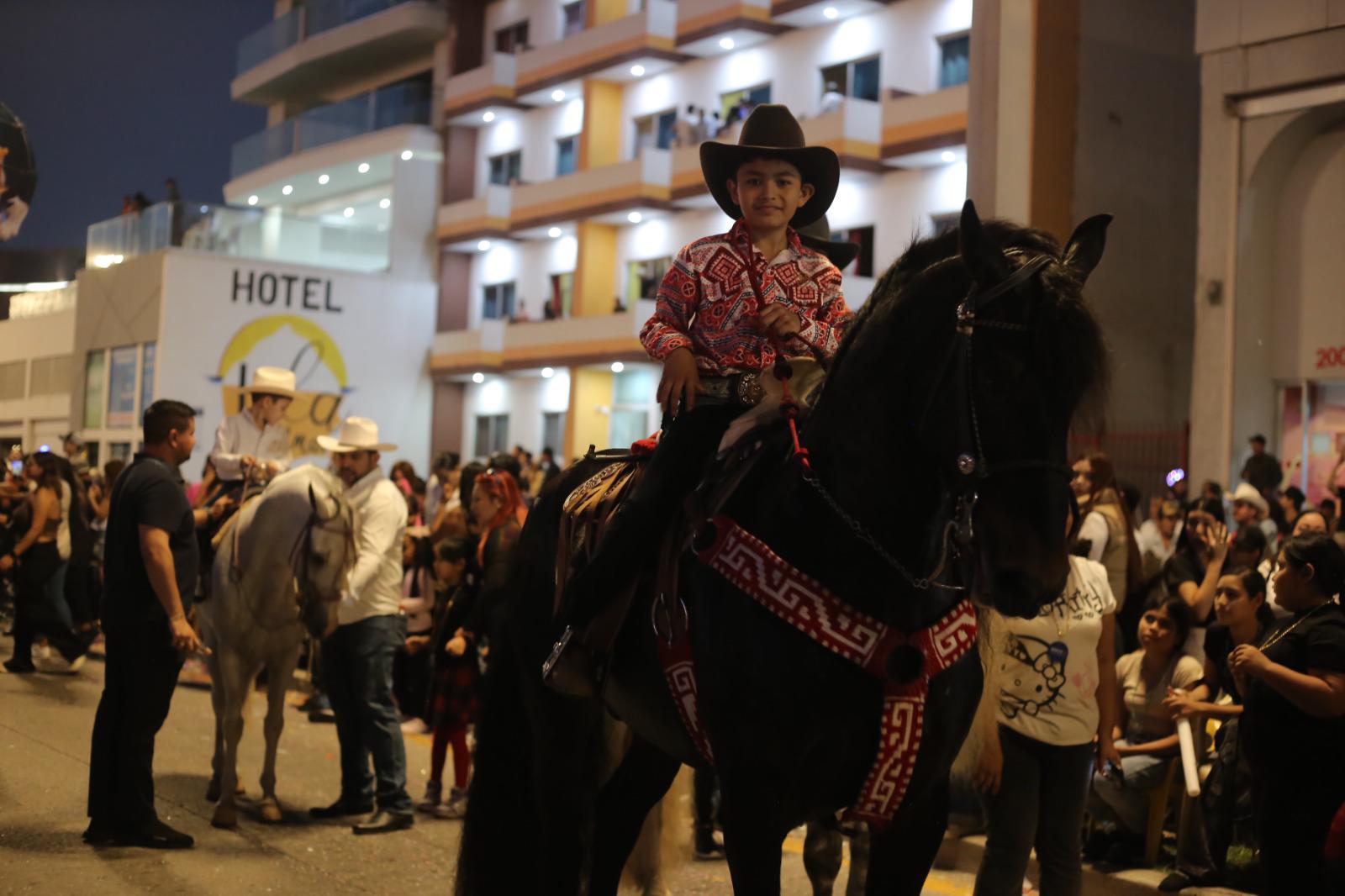 $!A la sombra del atardecer, cierra Mazatlán su Carnaval con un emotivo desfile
