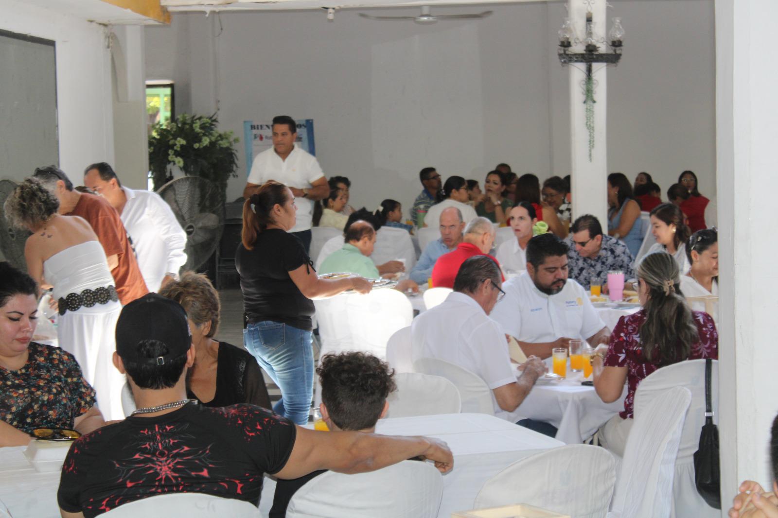 $!Orquesta Raíces de Plata y Coro Lola Beltrán realizan desayuno con causa en El Rosario