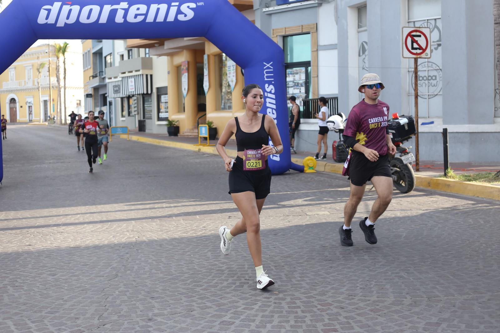 $!Javier Labrador y Ana Luisa Llorente conquistan la 15ª Carrera IPN OnceK 2026 en Olas Altas