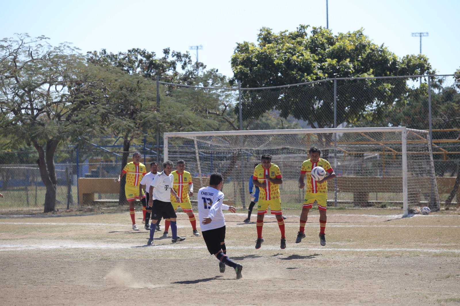 $!Deportivo Muralla vence a Coras de Nayarit en partido de veteranos