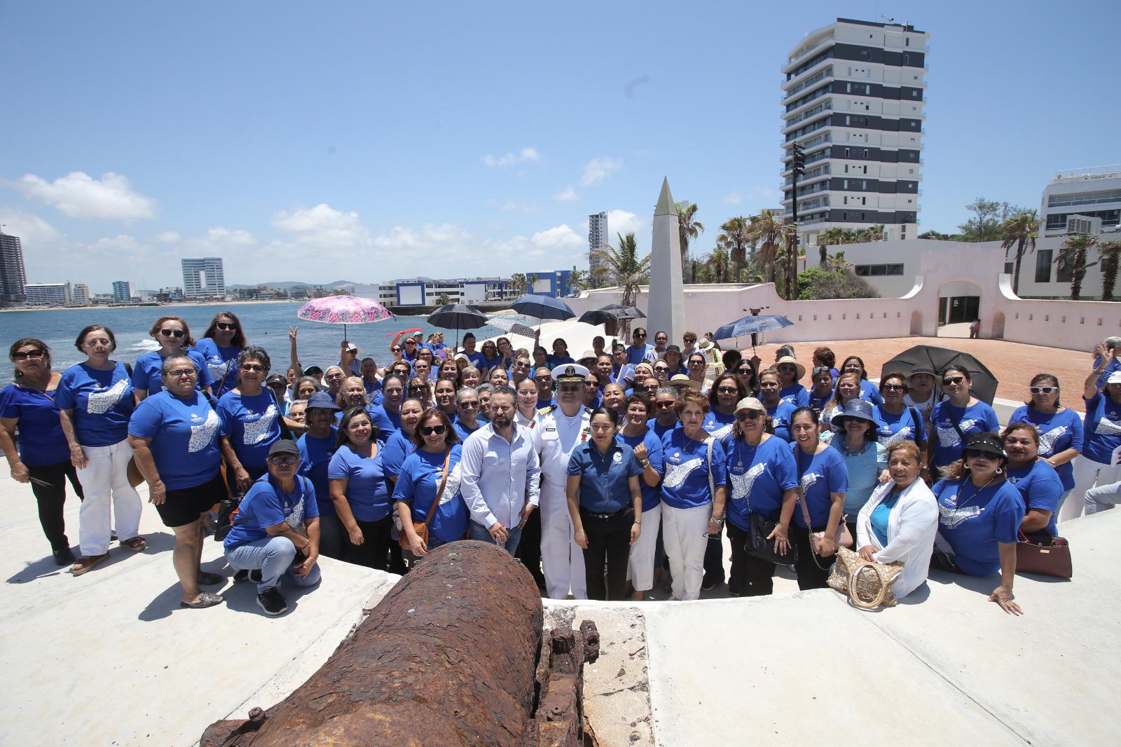 $!Las damas se tomaron la fotografía del recuerdo.