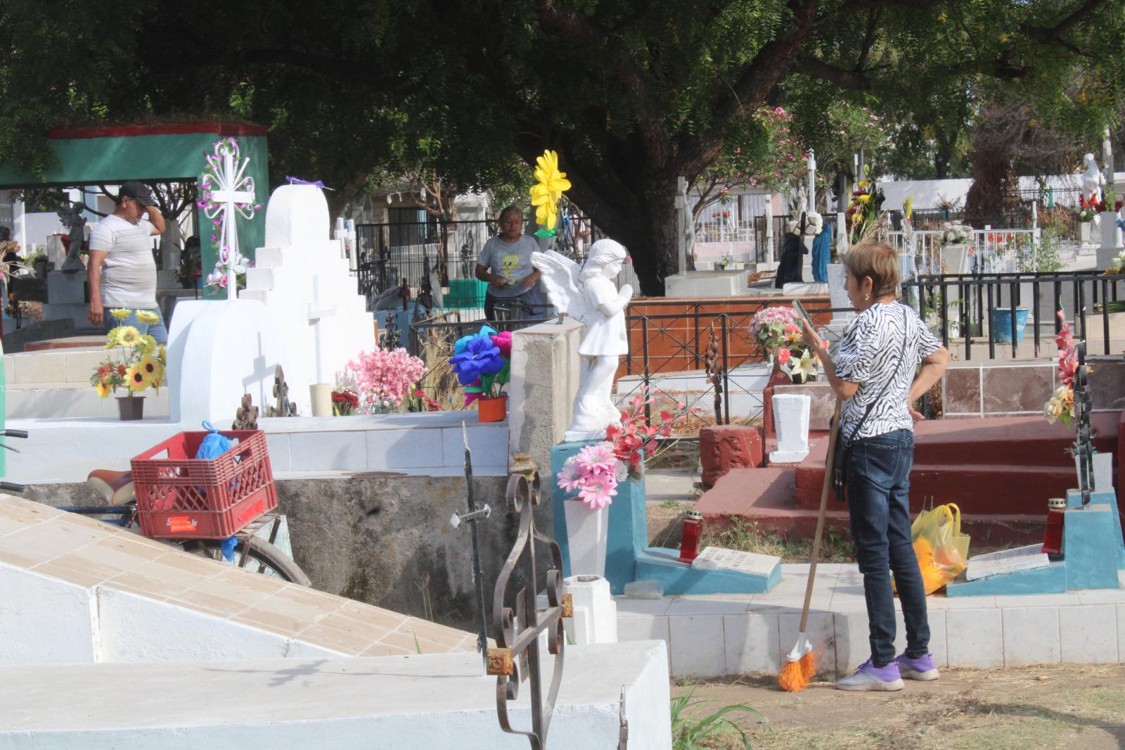 $!Entre flores, plegarias y veladoras, familias visitan a las mamás de Rosario que están en el cielo