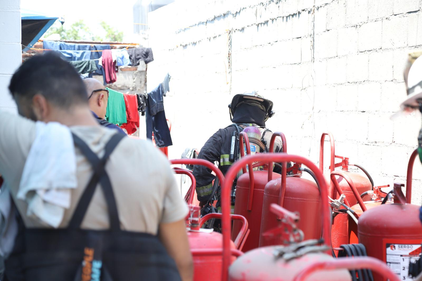$!Válvula de extintor sale disparada y daña auto estacionado en Villas del Rey en Mazatlán