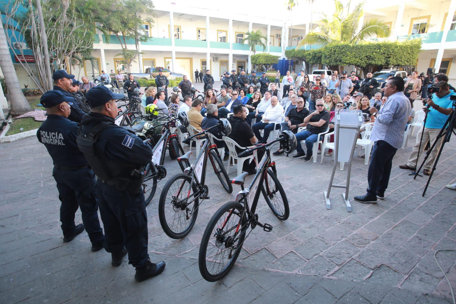 $!Donan empresarios de ‘Proyecto Centro Histórico’ herramientas para los policías