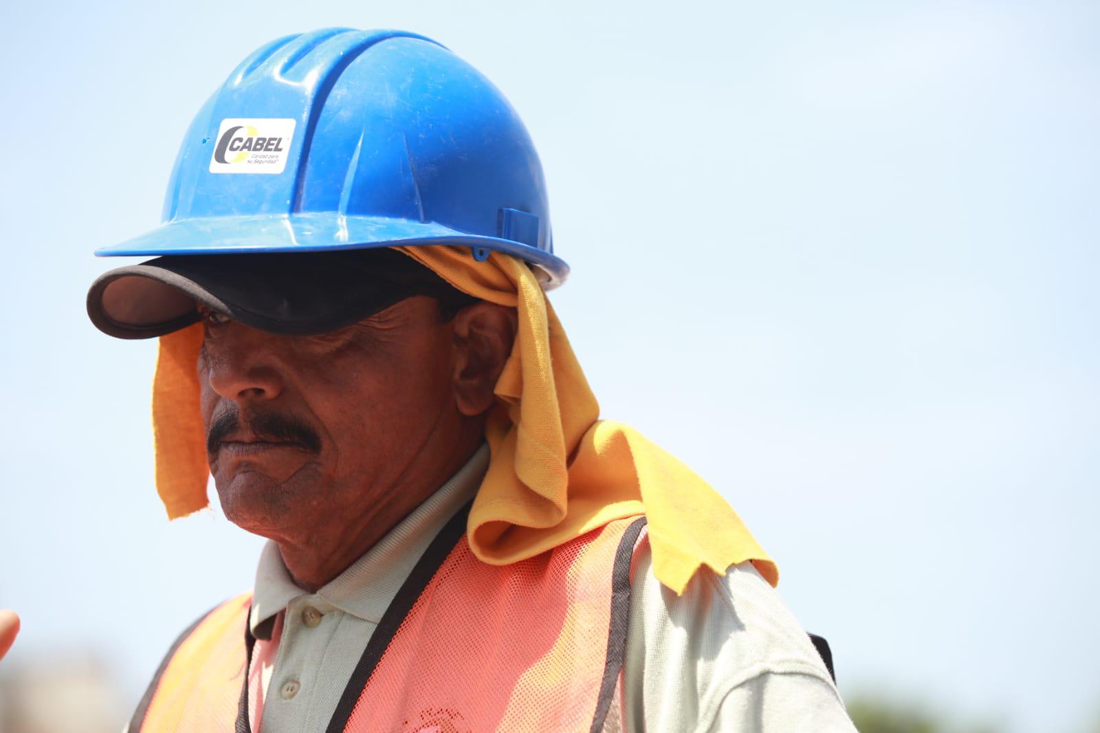 $!Trabajan en la construcción pese a altas temperaturas en Mazatlán