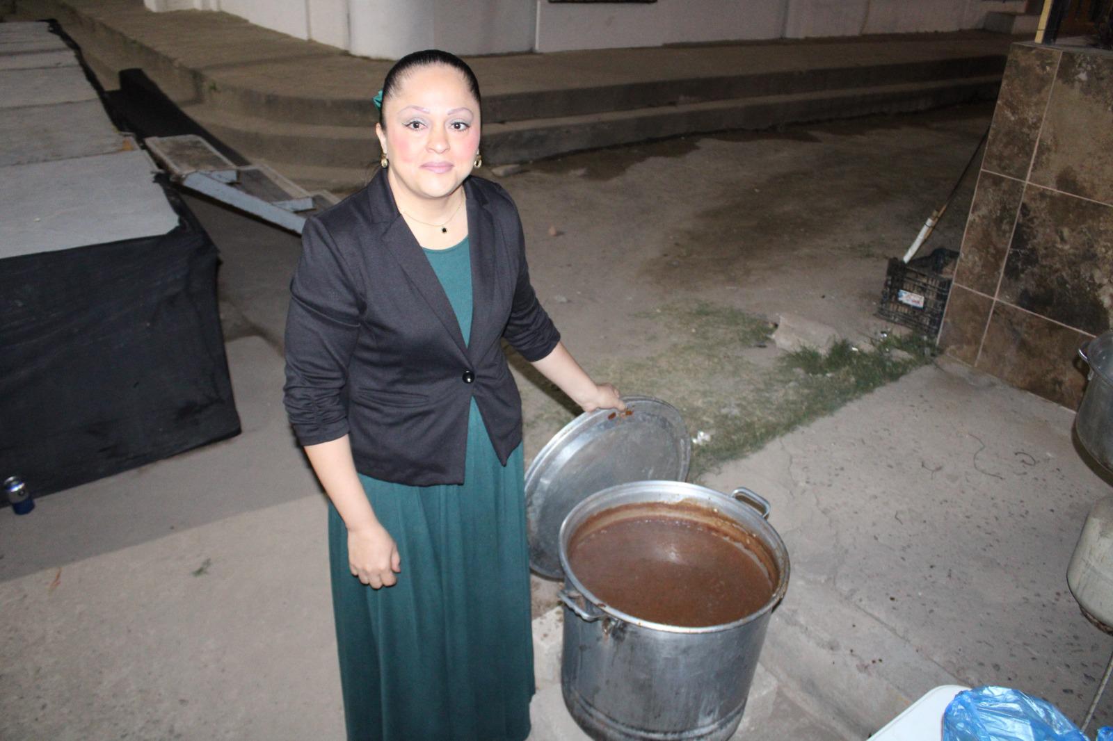 $!Diana Patricia tiene 26 años regresando un poco de lo que recibe del Señor San José