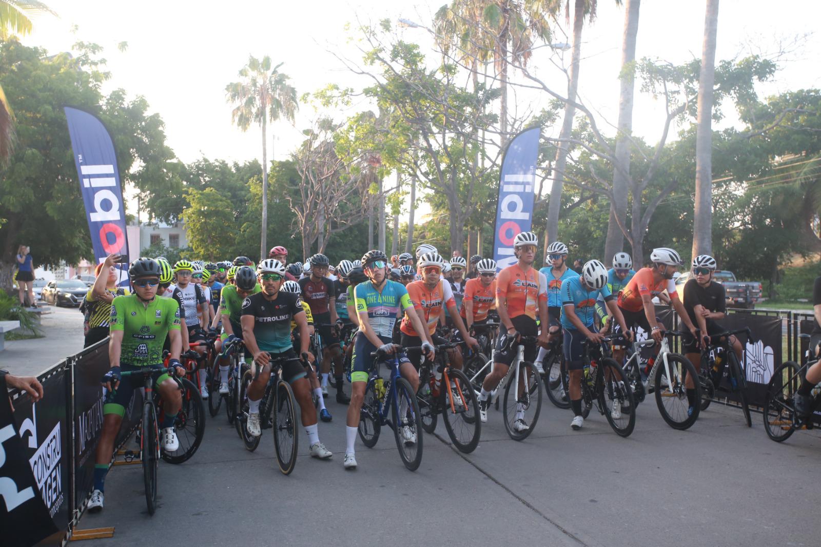 $!Parten ciclistas a conquistar la cumbre de Santa Rita