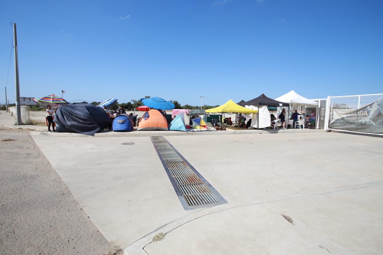 $!Acampan familias afuera del ‘Kraken’ en Mazatlán para concierto de Juan de Dios Pantoja y Kimberly Loaiza