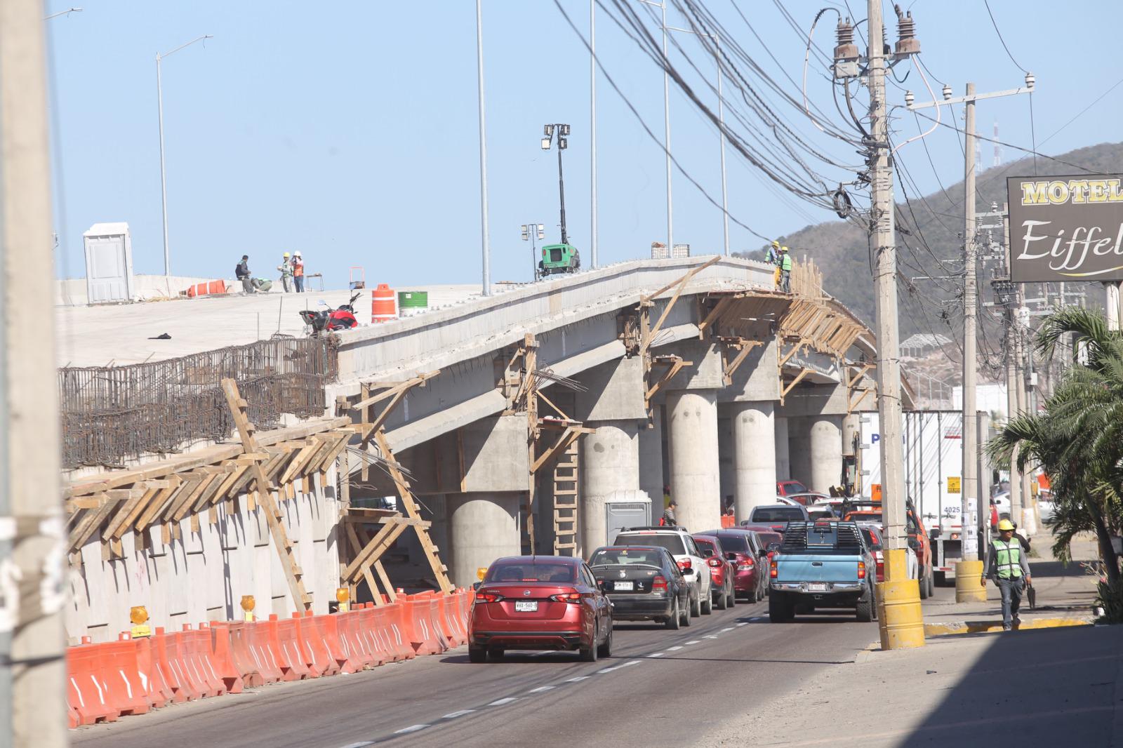 $!Arrancan trabajos de colado en rampas del nuevo paso vehicular superior de avenida Pérez Escobosa, en Mazatlán