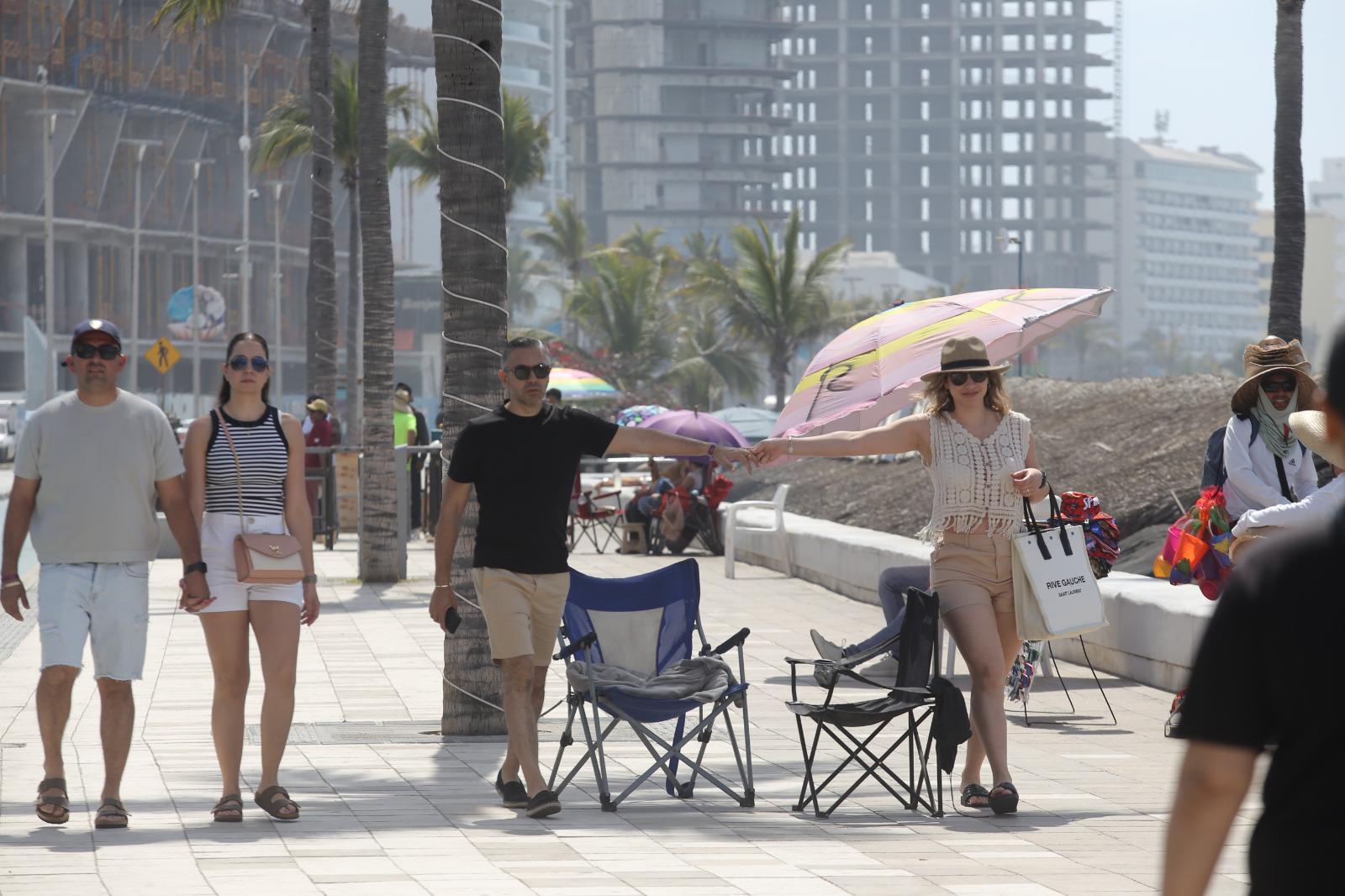 $!Continúa el apartado de lugares en el malecón para el desfile de Carnaval de Mazatlán