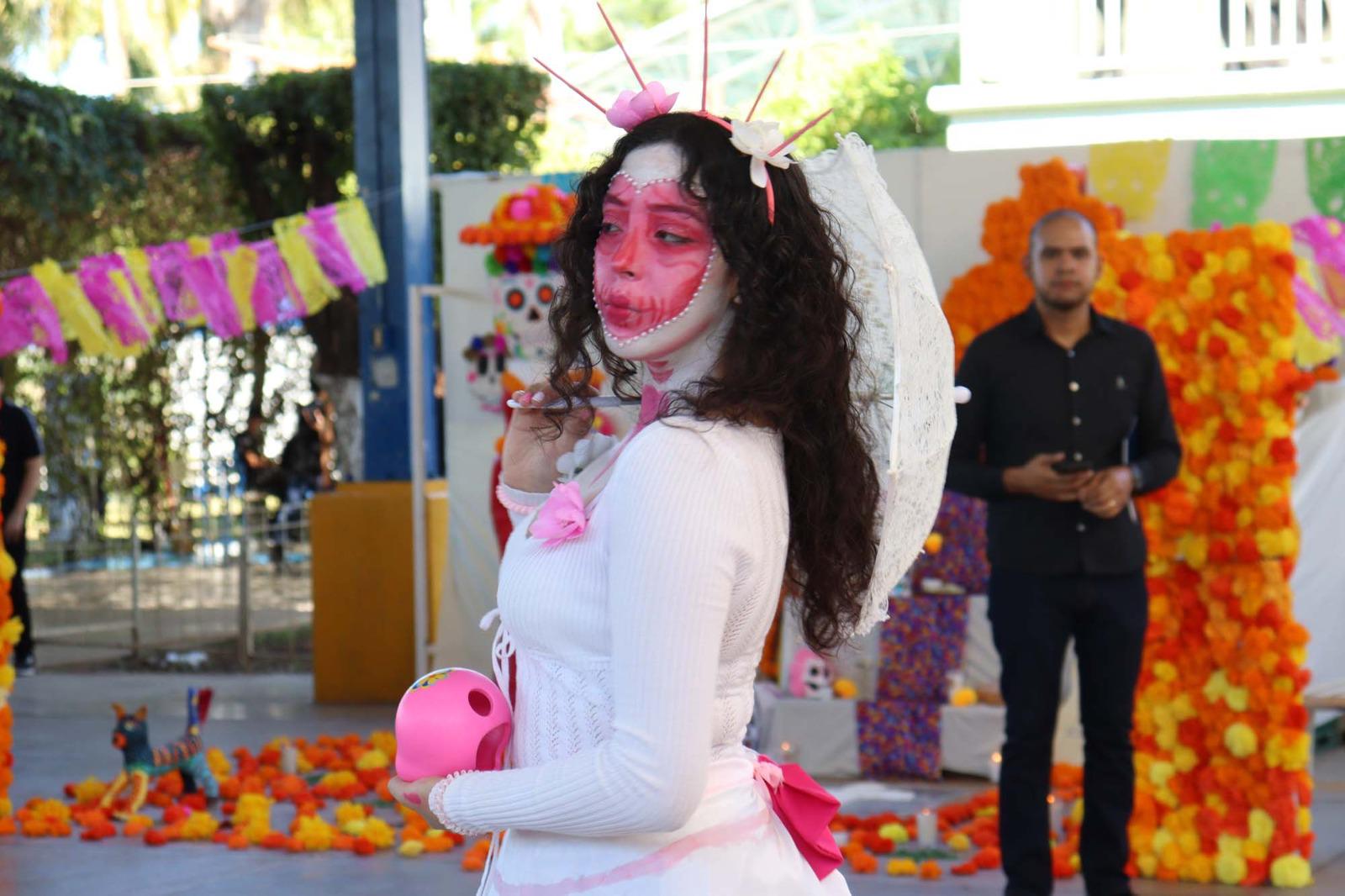 $!‘Espantan’ catrines y catrinas al plantel Emiliano Zapata de la prepa UAS; celebran su concurso anual