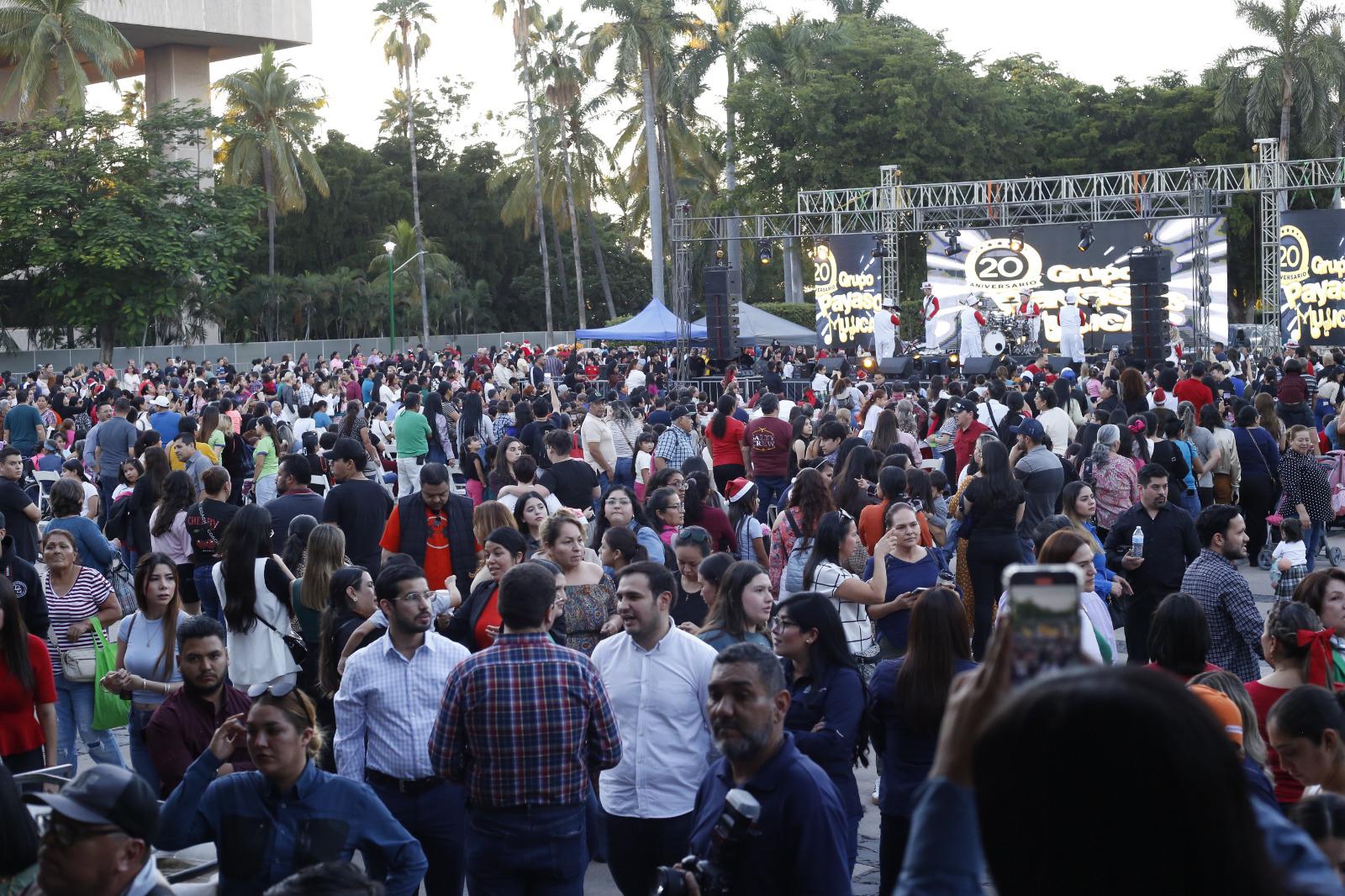 $!Encienden árbol navideño y arranca pista de hielo en Palacio de Gobierno, en Culiacán