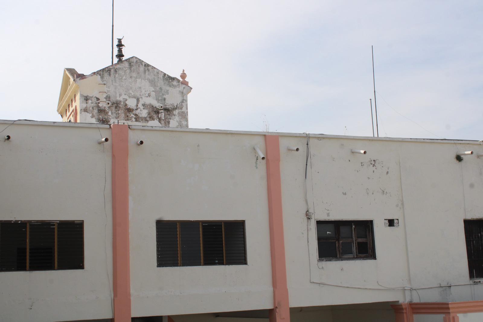 $!Decoran fachada del Ayuntamiento de Rosario; olvidan malas condiciones del resto del edificio