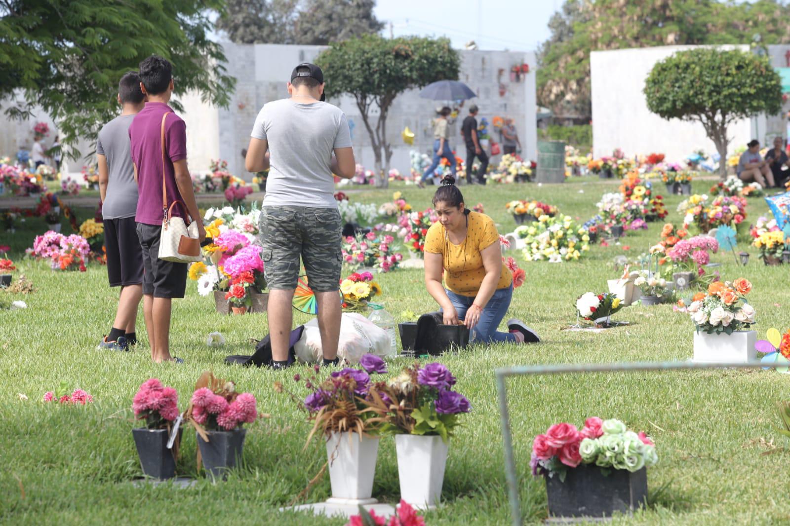 $!Acuden centenares de personas a panteones de Mazatlán por celebración del Día del Padre