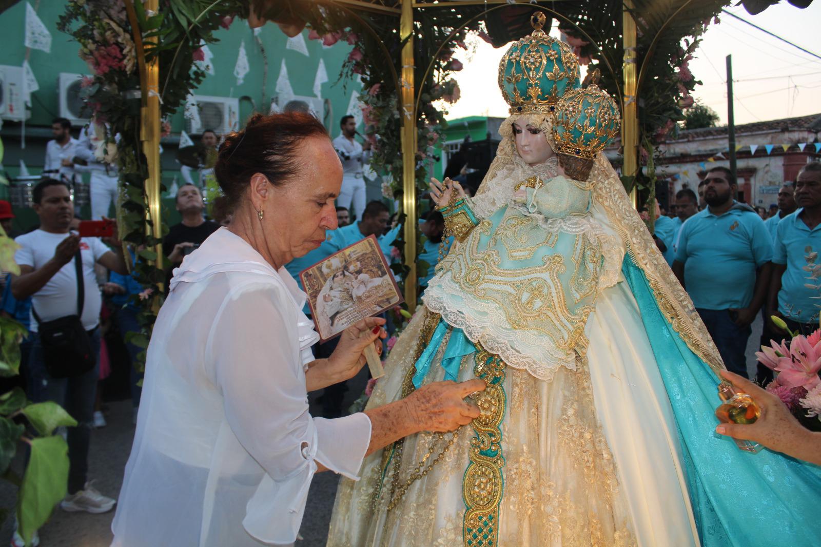 $!Calor no diezma fe de peregrinos en la romería de la Virgen del Rosario