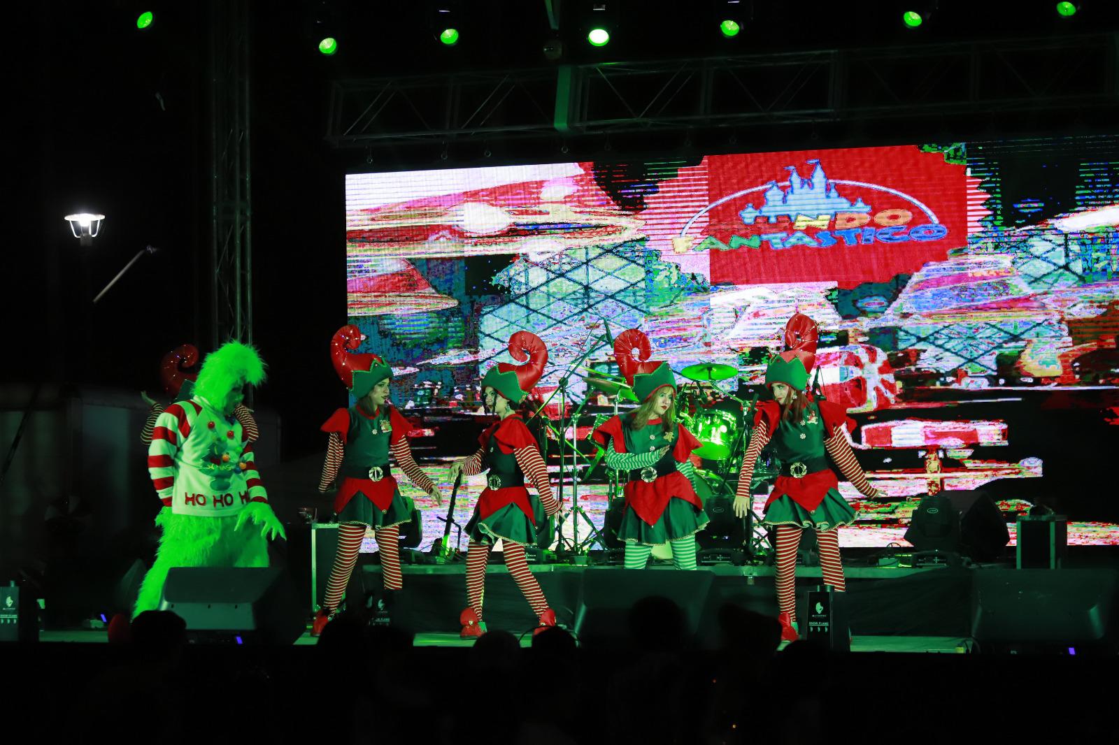 $!Entre verbena y show musical, Rocha enciende el árbol navideño del Palacio de Gobierno