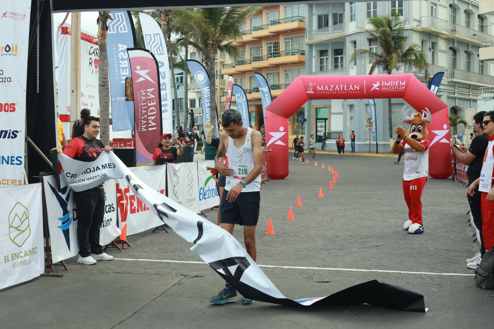 $!Jesús y Norma Labrador imponen su ley en la Carrera Roja 2026 en Mazatlán