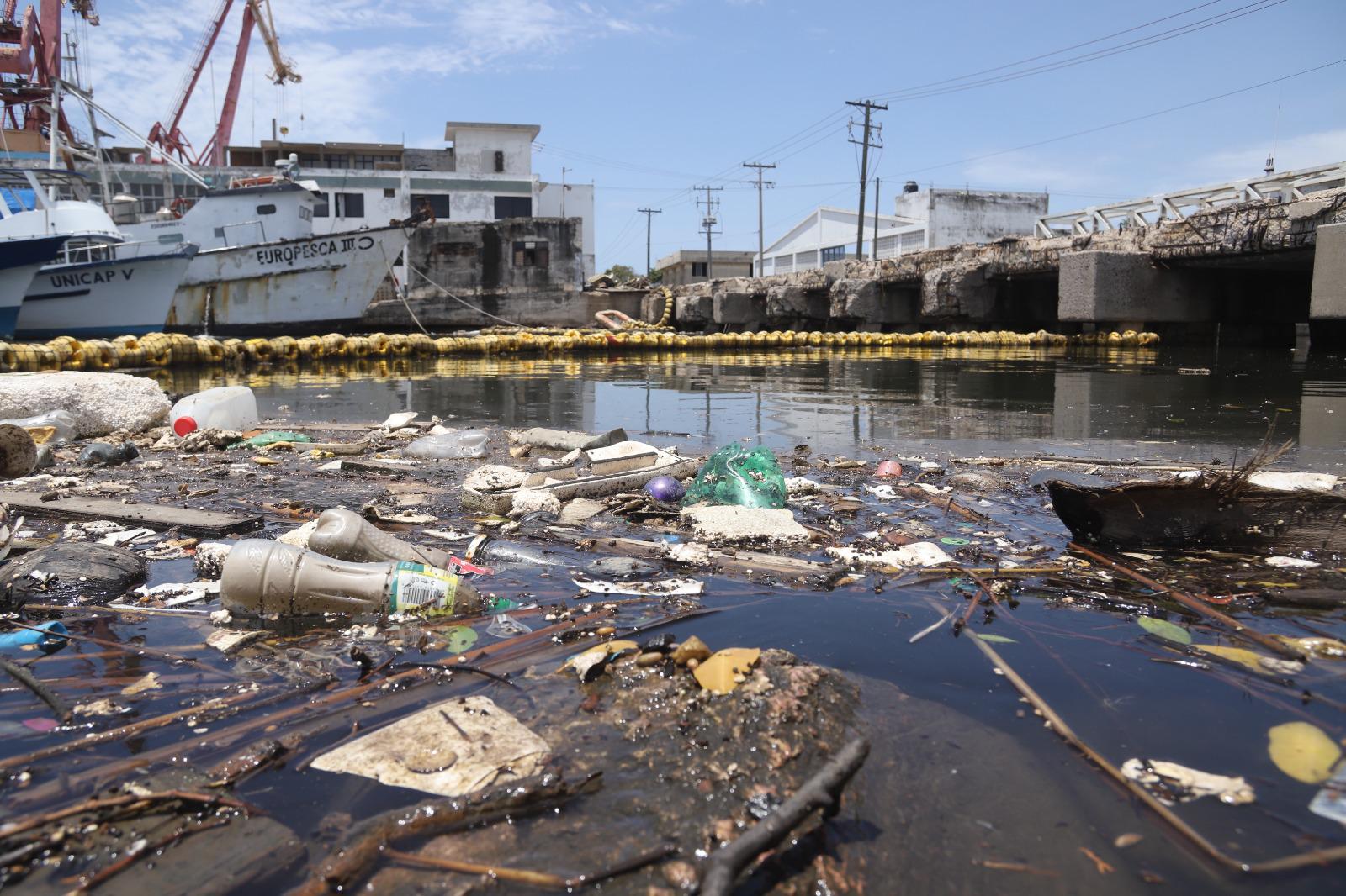 $!Impide biobarda que 12 toneladas de basura lleguen al mar en el puente Juárez