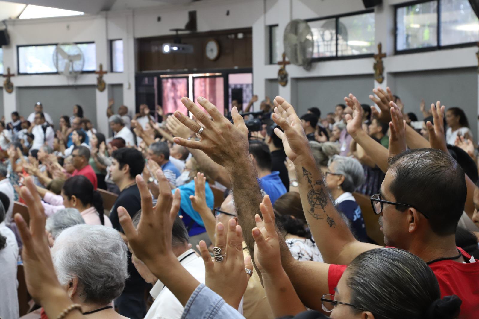 $!Manifiestan su fe cientos de creyentes en la Oración por los Enfermos del 29 Congreso Diocesano de Mazatlán