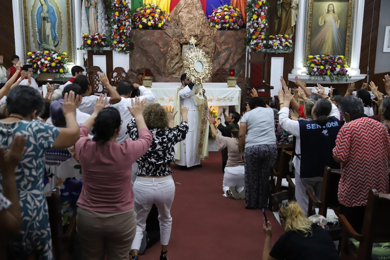 $!Manifiestan su fe cientos de creyentes en la Oración por los Enfermos del 29 Congreso Diocesano de Mazatlán