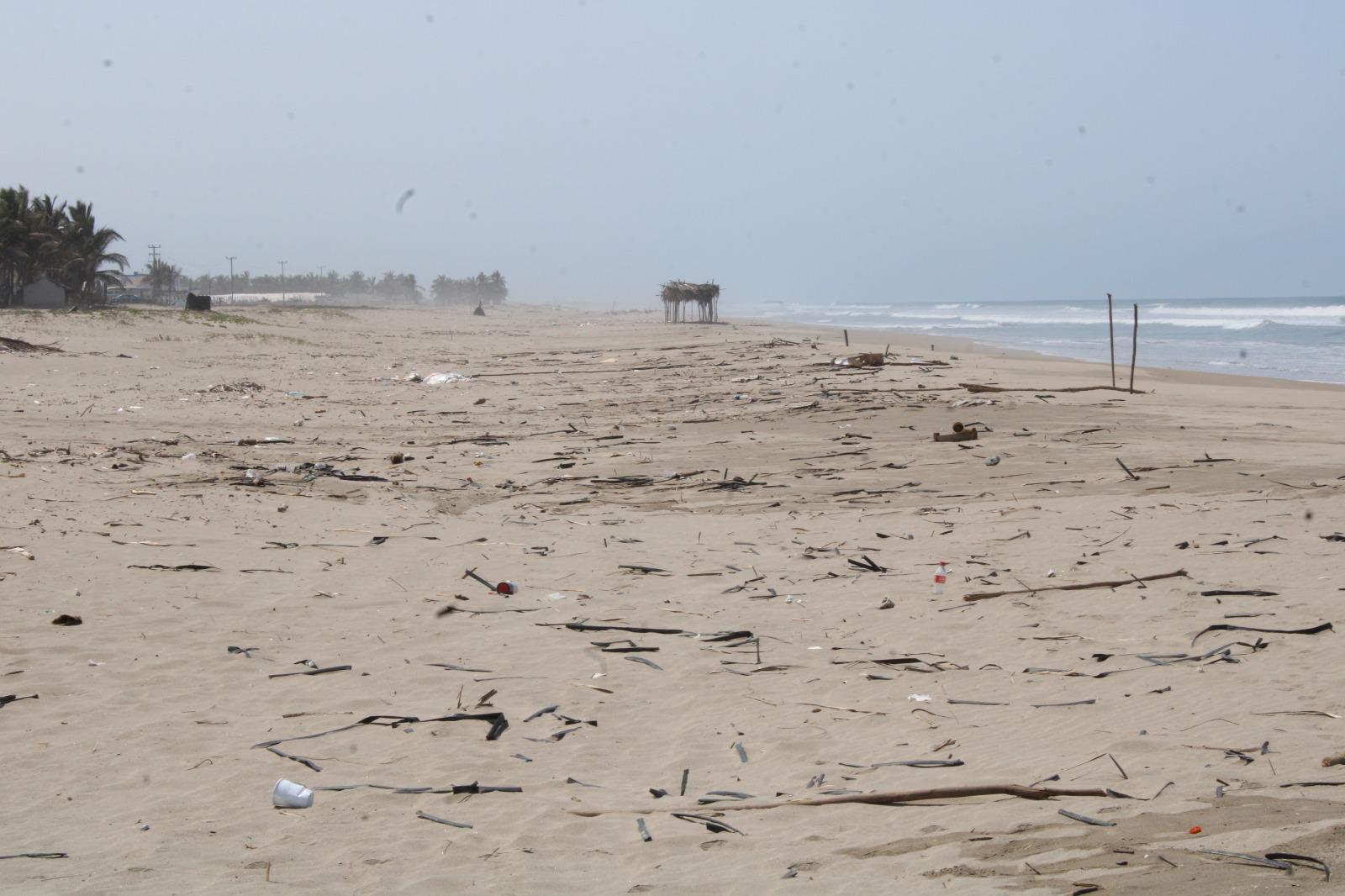 $!Playas de Rosario se quedan con basura y desechos tras la Semana Santa
