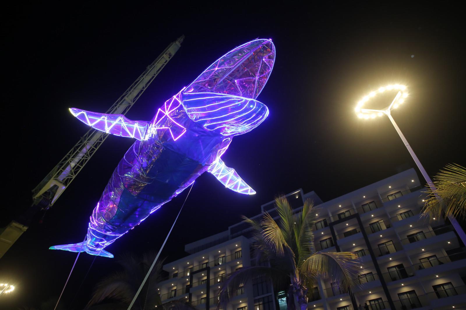 $!La ballena luminosa denomina “La reina de los mares” causó sensación entre el público.