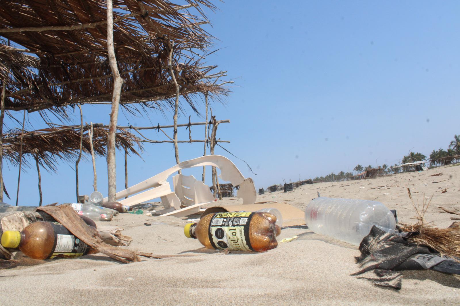 $!Playas de Rosario se quedan con basura y desechos tras la Semana Santa