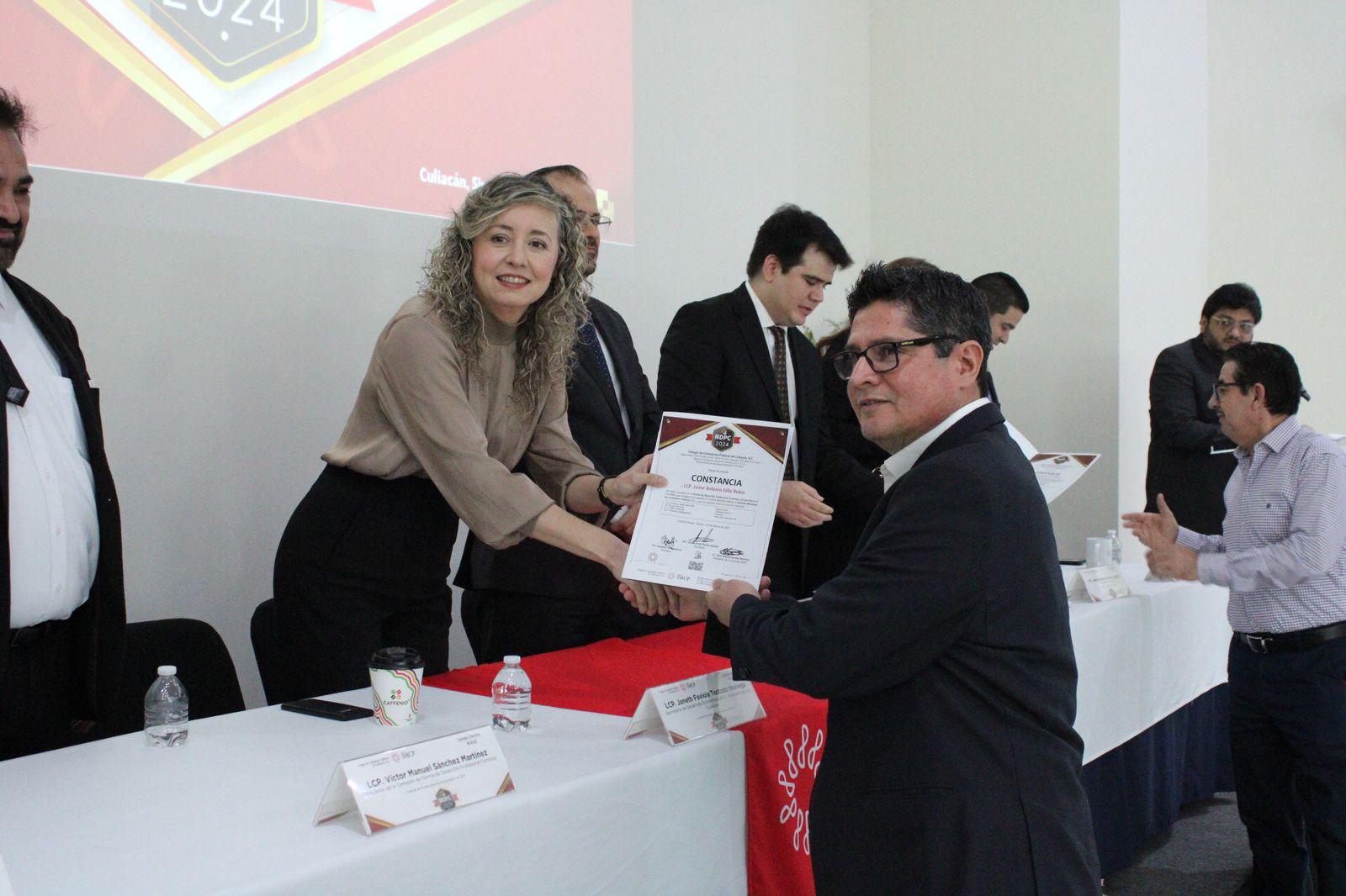 $!Reconocen a miembros del Colegio de Contadores Públicos de Culiacán