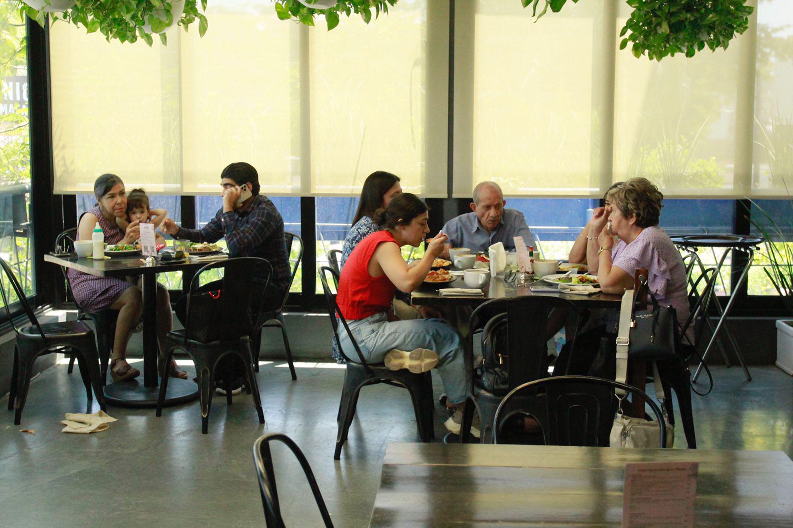 $!En Culiacán, festejan el Día de las Madres en restaurantes; se registran espacios llenos y largas filas